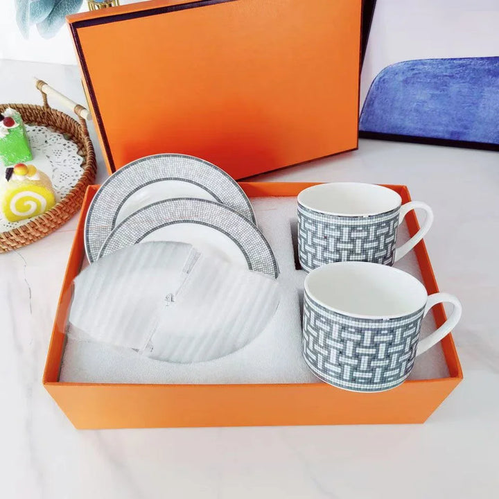 Criativo Europeu Bone China Café Xícaras Casa Café Leite Caneca Pratos Xícara de Chá da Tarde Conjunto de Pratos Com Caixa de Presente Presente de Natal